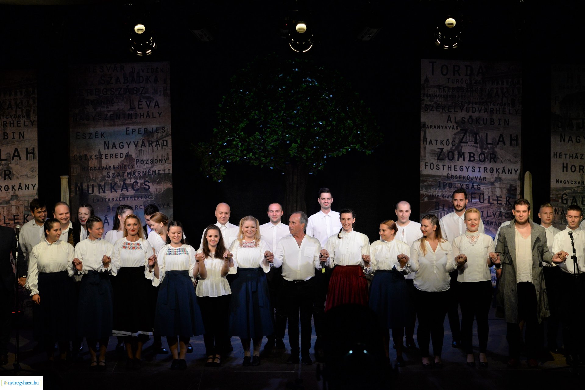 Hiszek egy hazában - a Mandala Dalszínház előadása