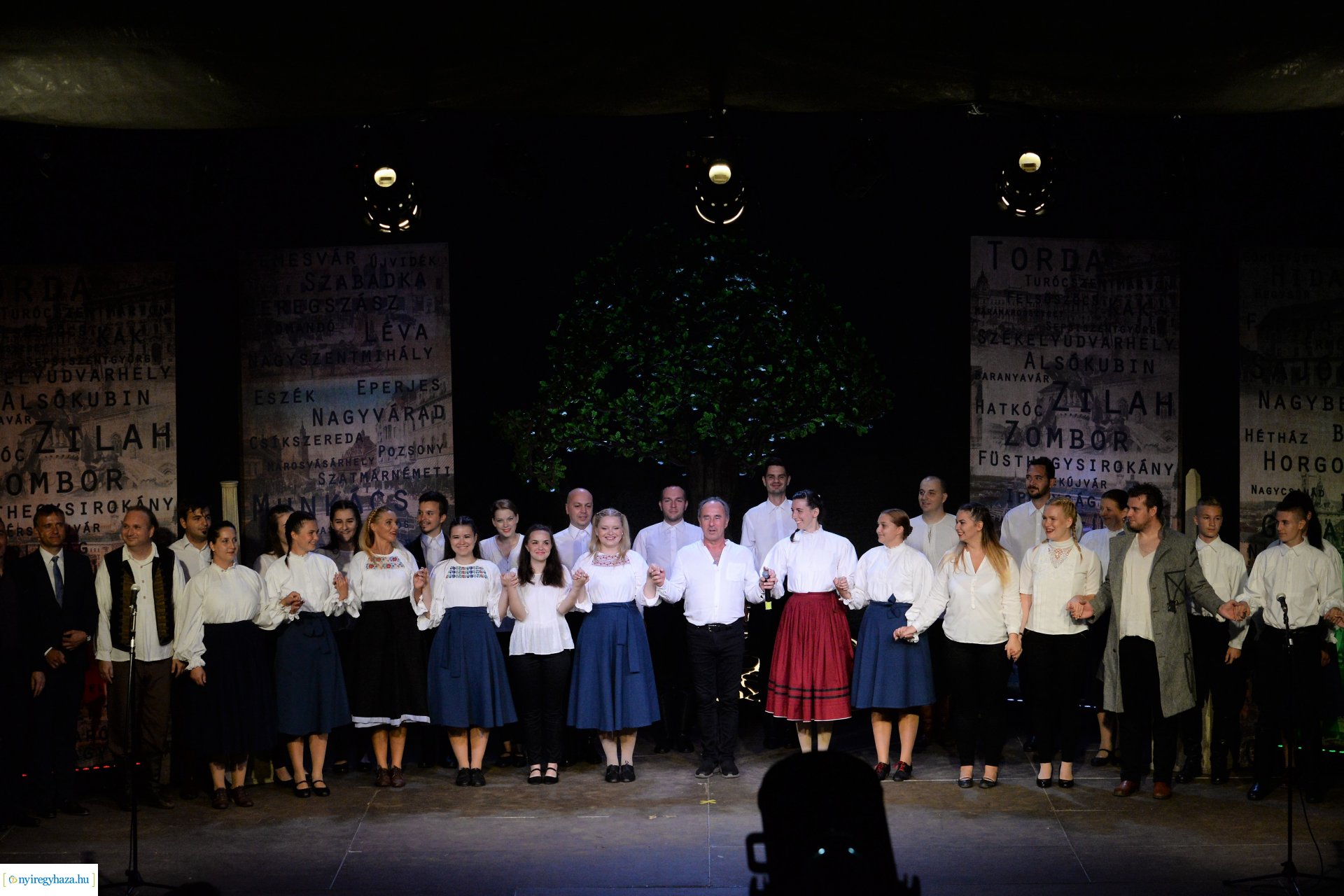 Hiszek egy hazában - a Mandala Dalszínház előadása