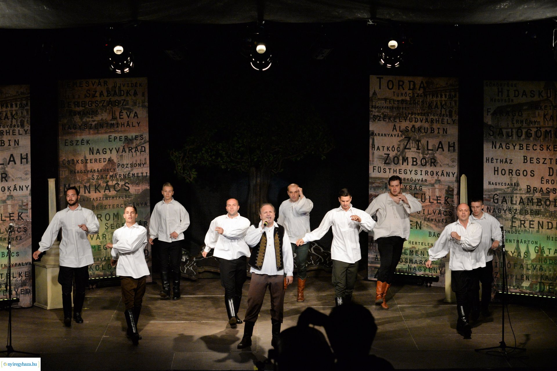 Hiszek egy hazában - a Mandala Dalszínház előadása