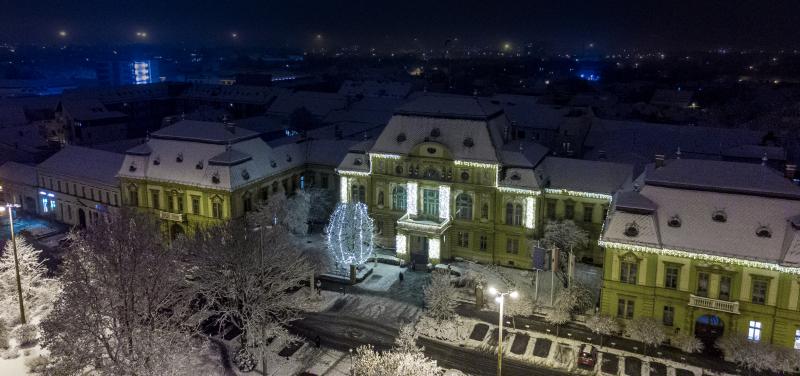 Hófedte belváros az éj leple alatt