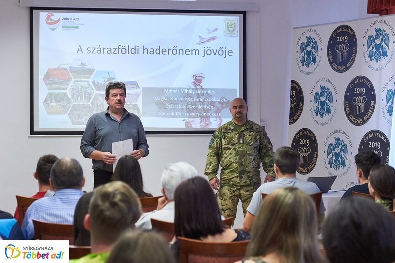 Honvédelmi előadás a múzeumban