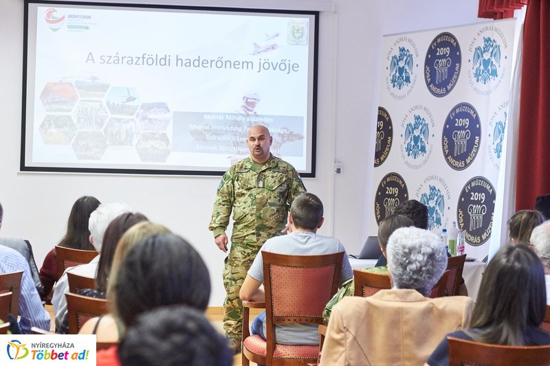 Honvédelmi előadás a múzeumban