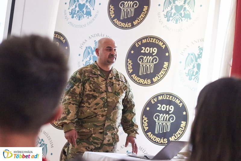 Honvédelmi előadás a múzeumban