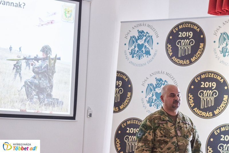 Honvédelmi előadás a múzeumban