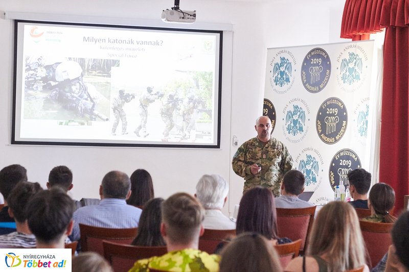 Honvédelmi előadás a múzeumban