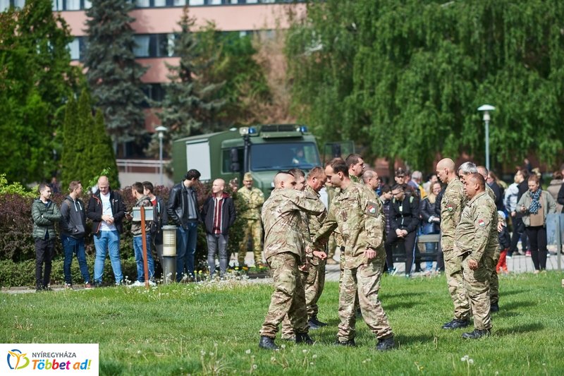 Honvédelmi előadás az egyetemen