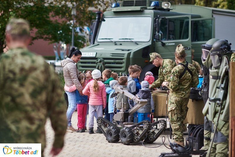 Honvédelmi előadás az egyetemen