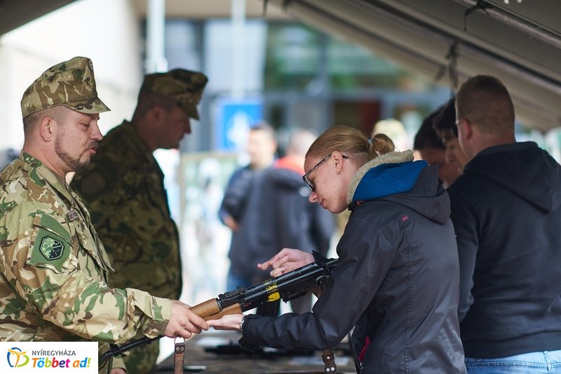Honvédelmi előadás az egyetemen