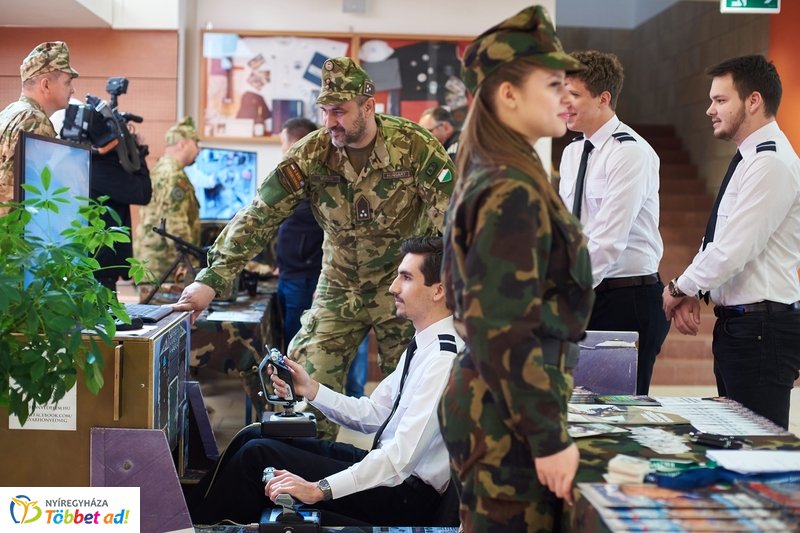 Honvédelmi előadás az egyetemen