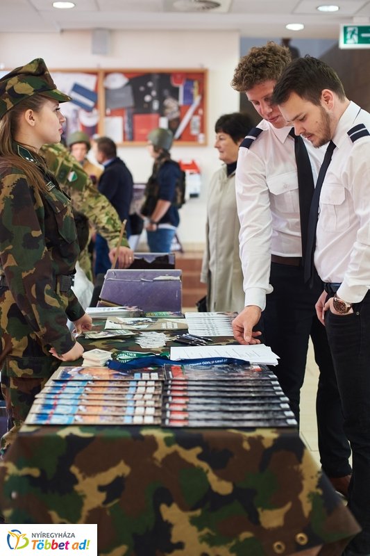 Honvédelmi előadás az egyetemen