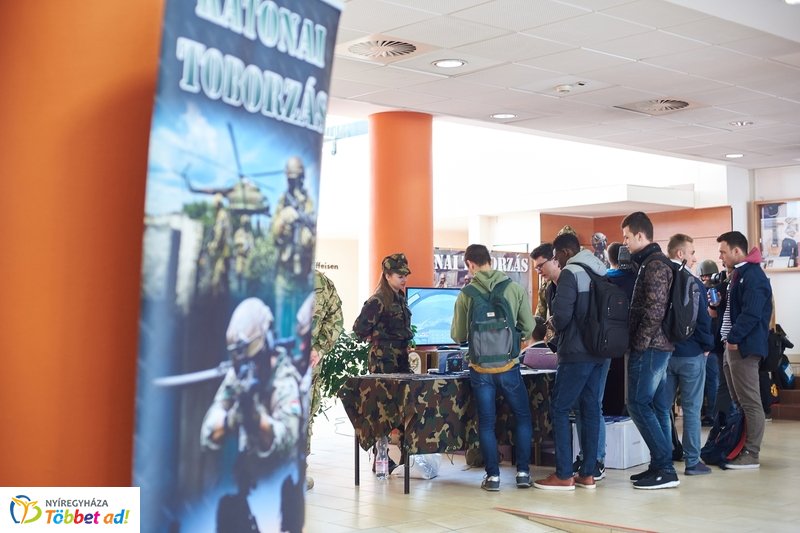 Honvédelmi előadás az egyetemen