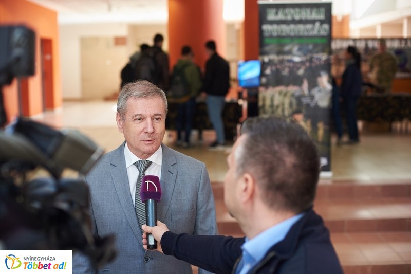 Honvédelmi előadás az egyetemen