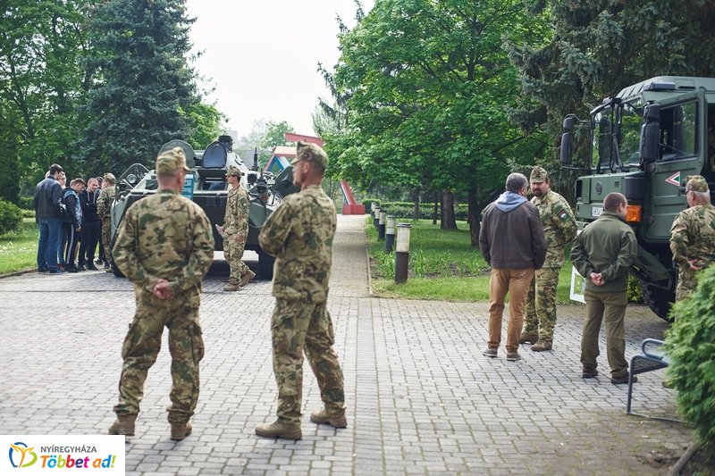 Honvédelmi előadás az egyetemen