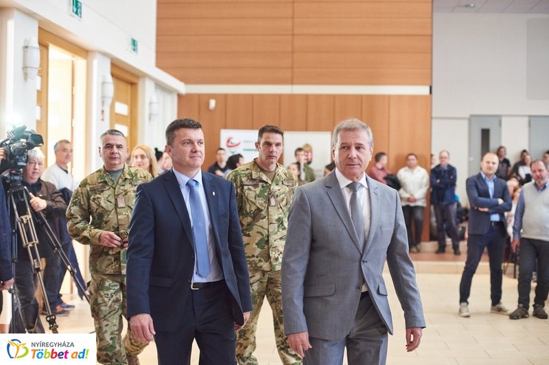 Honvédelmi előadás az egyetemen