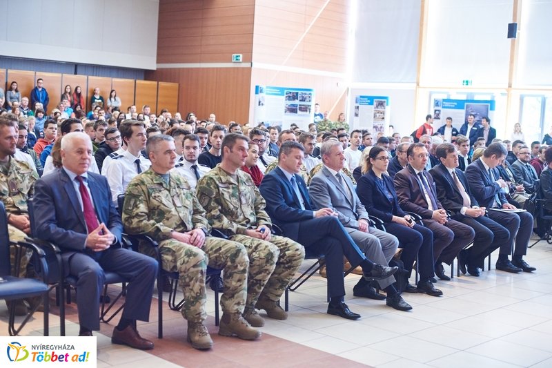 Honvédelmi előadás az egyetemen