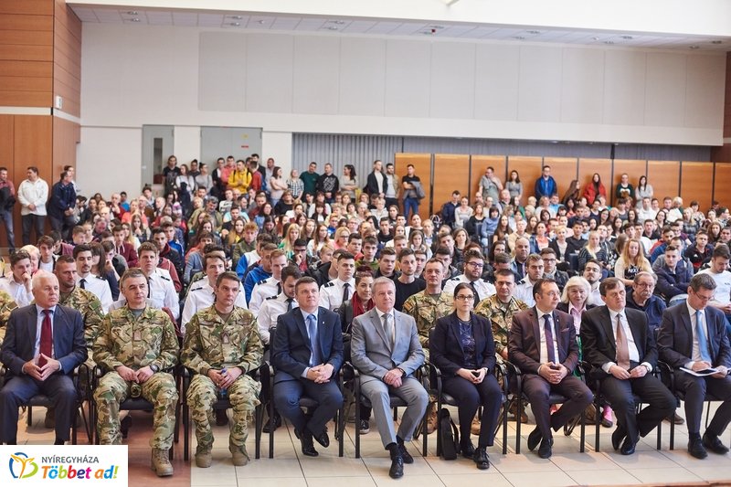 Honvédelmi előadás az egyetemen