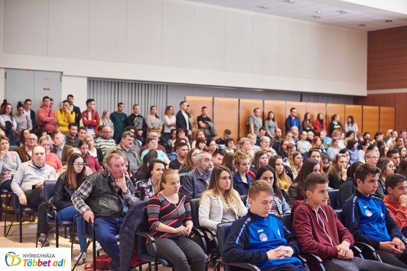 Honvédelmi előadás az egyetemen