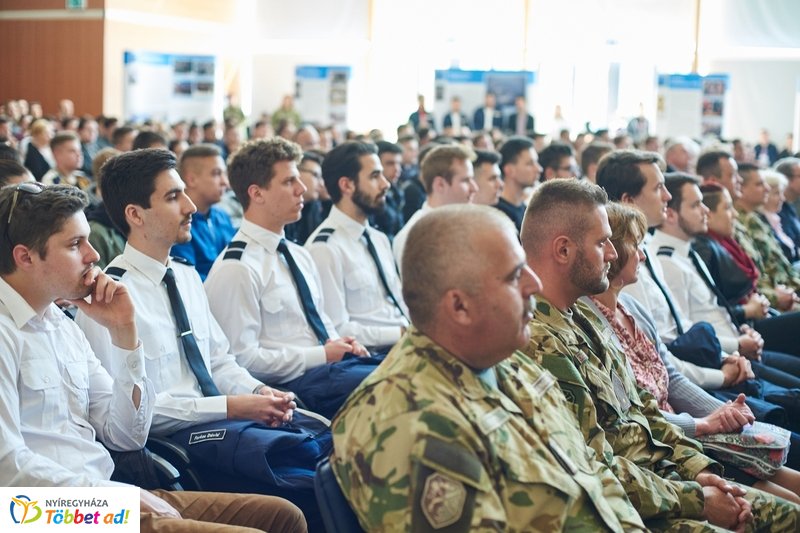 Honvédelmi előadás az egyetemen