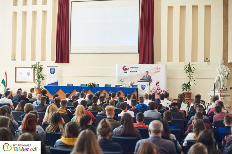 Honvédelmi előadás az egyetemen