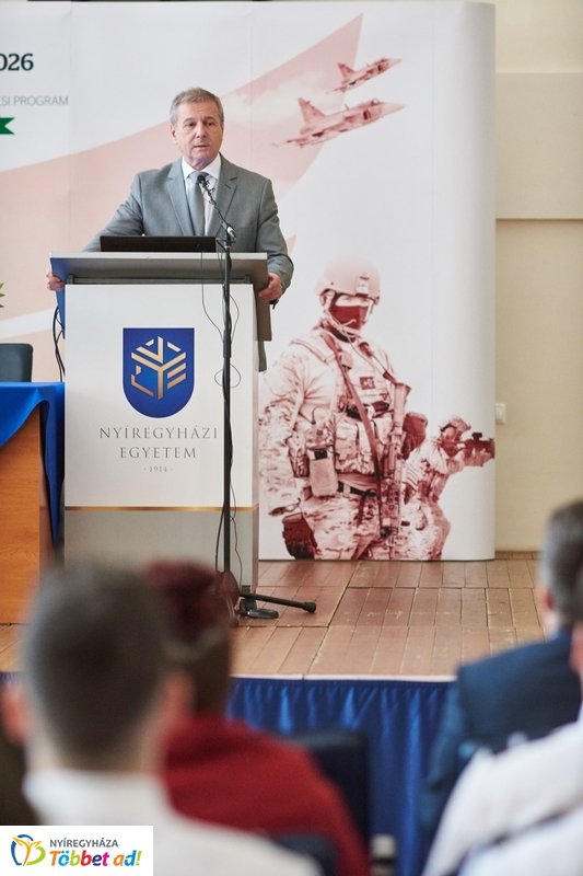 Honvédelmi előadás az egyetemen