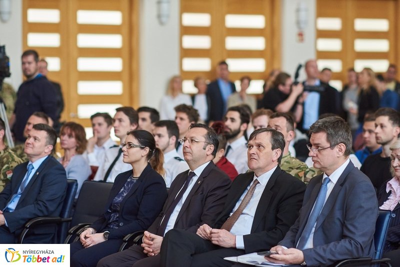 Honvédelmi előadás az egyetemen