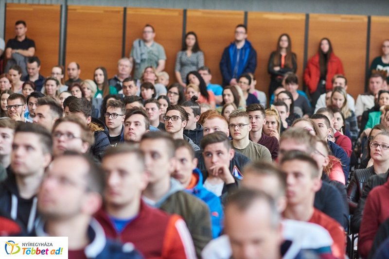 Honvédelmi előadás az egyetemen