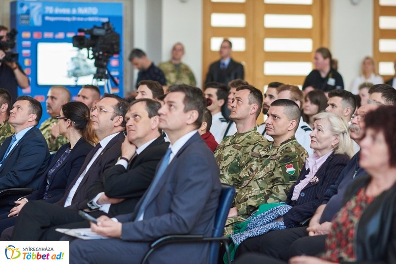 Honvédelmi előadás az egyetemen