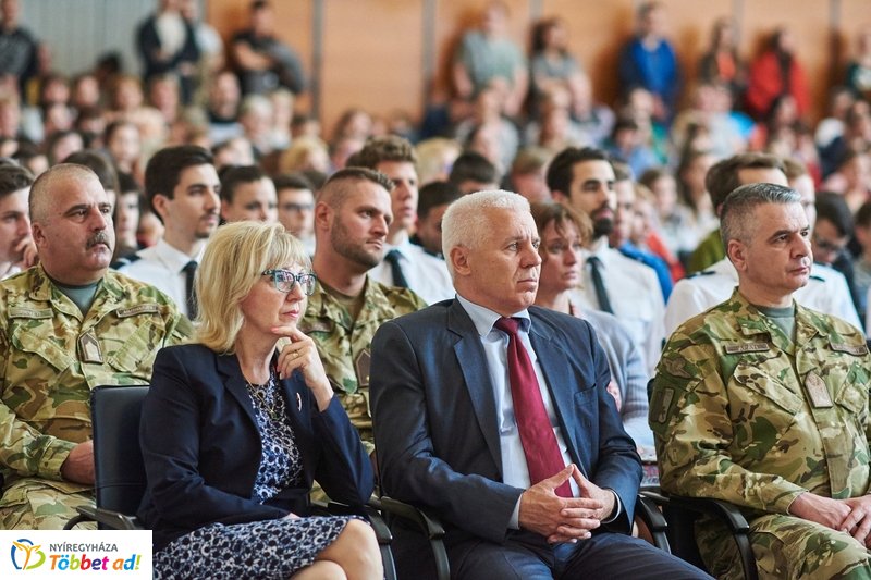 Honvédelmi előadás az egyetemen