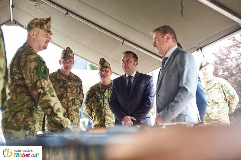 Honvédelmi előadás az egyetemen