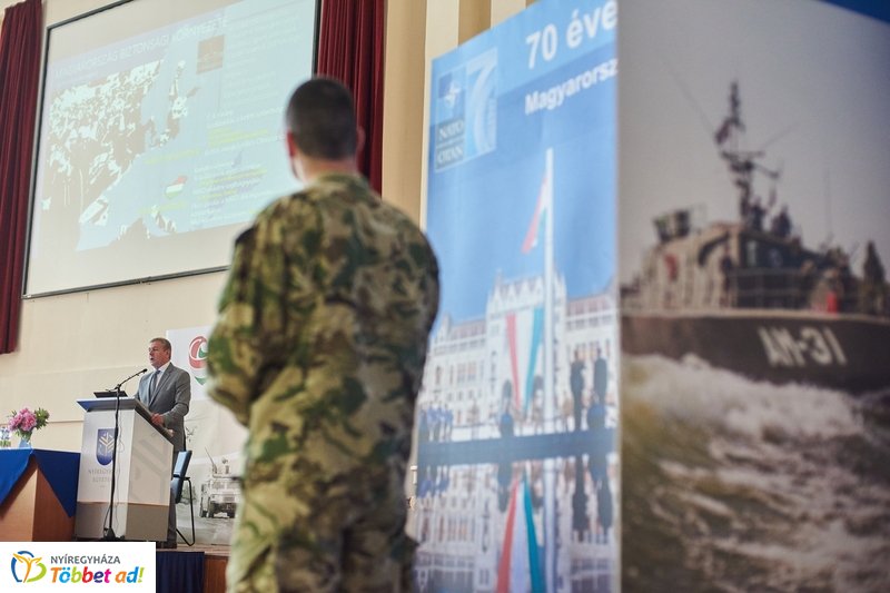 Honvédelmi előadás az egyetemen