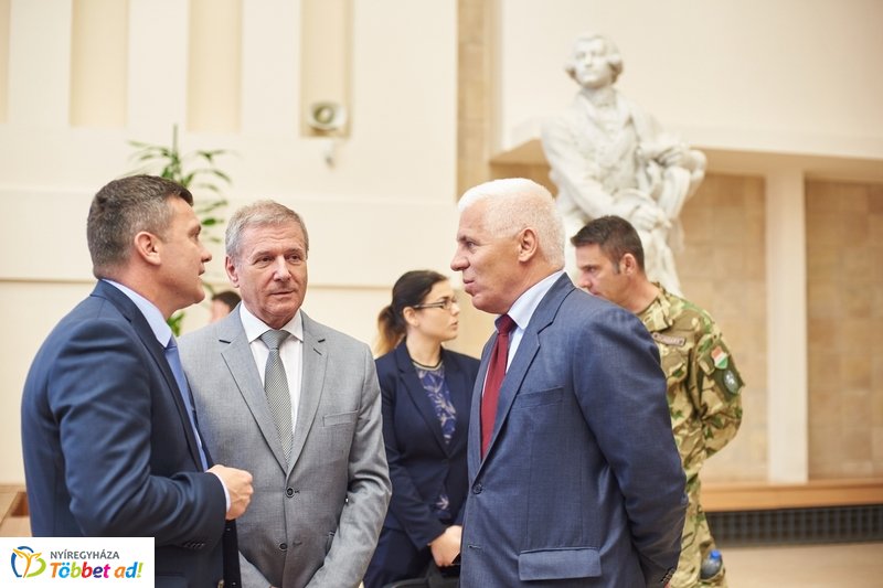 Honvédelmi előadás az egyetemen