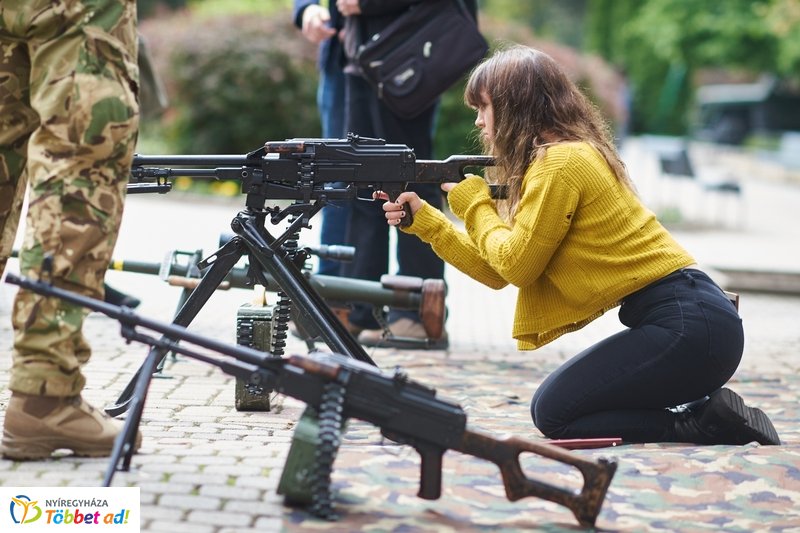 Honvédelmi előadás az egyetemen