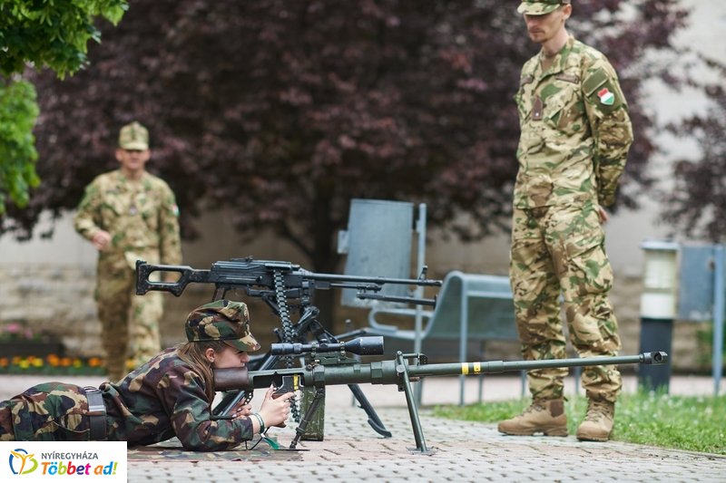Honvédelmi előadás az egyetemen