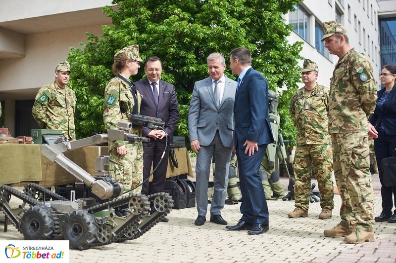 Honvédelmi előadás az egyetemen