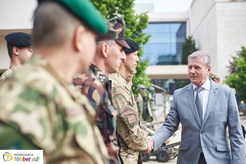 Honvédelmi előadás az egyetemen