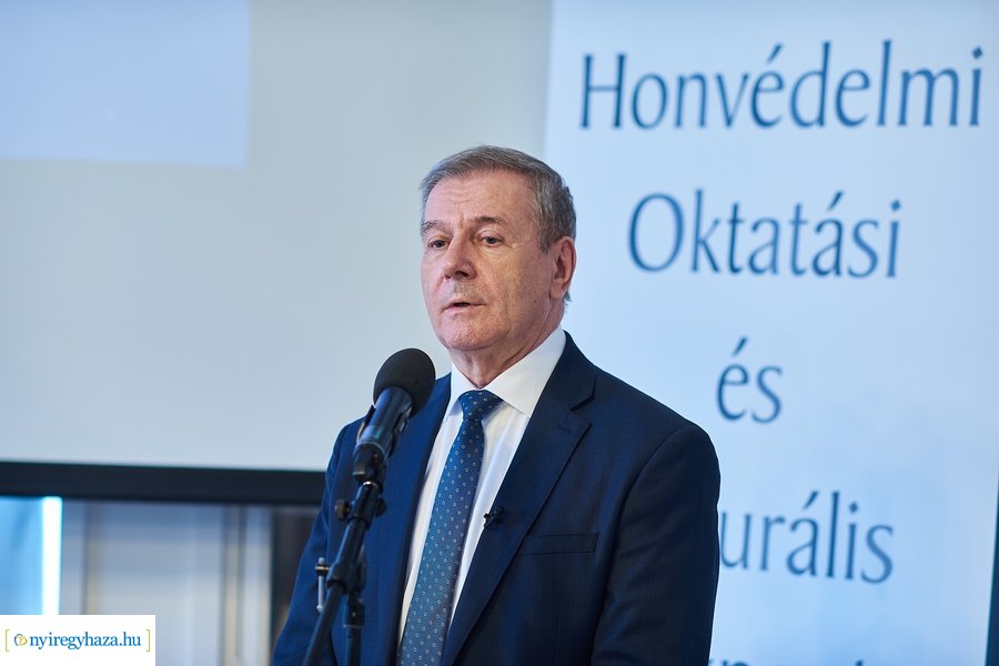 Honvédelmi miniszter előadása a Kállay Házban