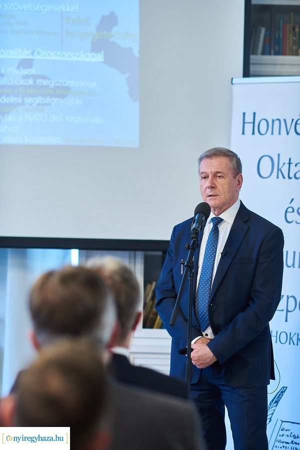 Honvédelmi miniszter előadása a Kállay Házban