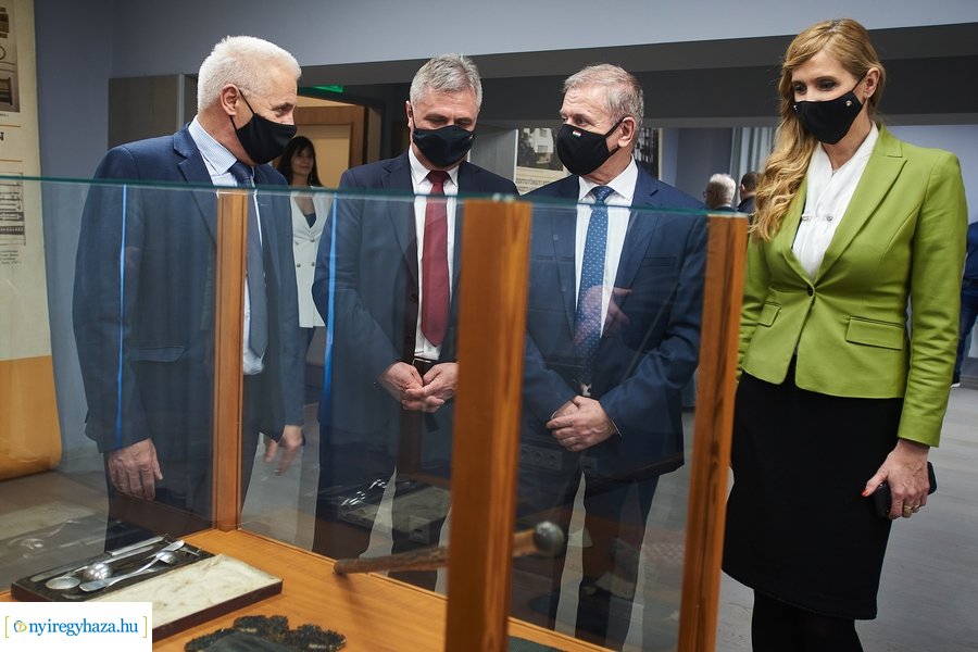 Honvédelmi miniszter előadása a Kállay Házban