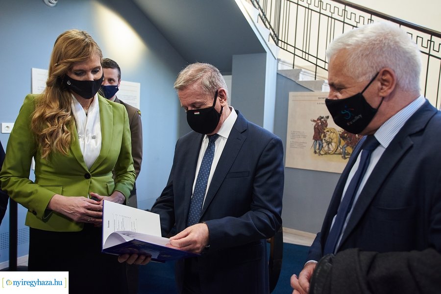 Honvédelmi miniszter előadása a Kállay Házban