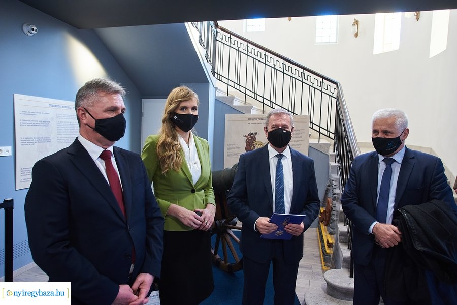 Honvédelmi miniszter előadása a Kállay Házban