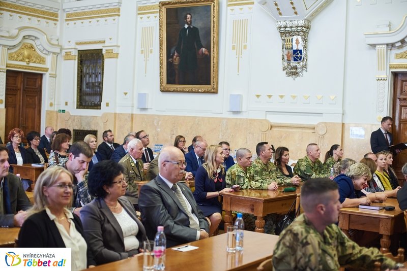 Honvédelmi miniszter előadása a Megyeházán