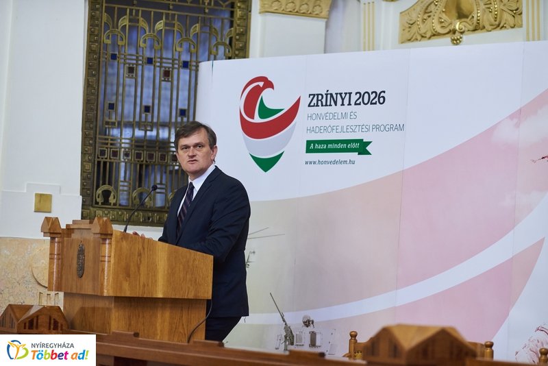 Honvédelmi miniszter előadása a Megyeházán