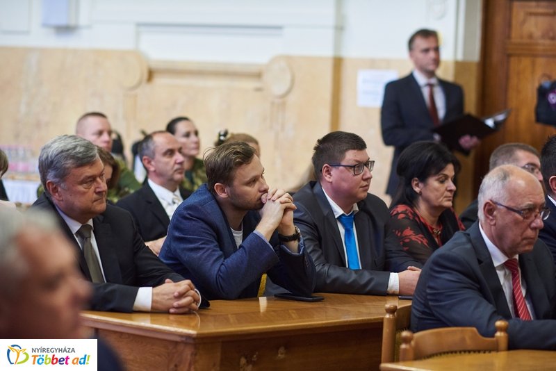 Honvédelmi miniszter előadása a Megyeházán