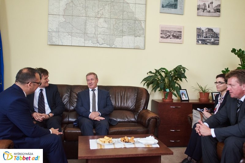 Honvédelmi miniszter előadása a Megyeházán