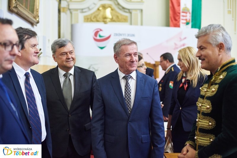 Honvédelmi miniszter előadása a Megyeházán