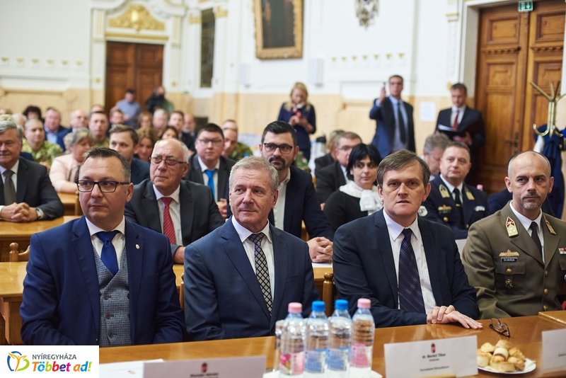 Honvédelmi miniszter előadása a Megyeházán