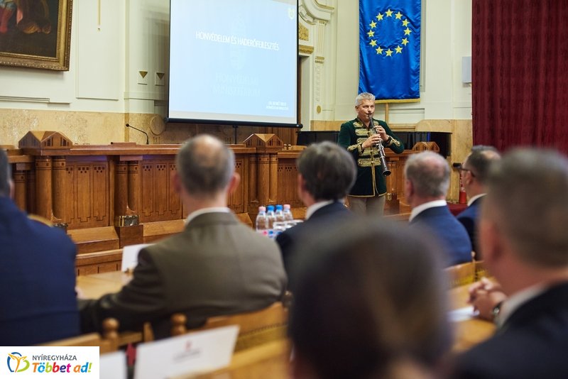 Honvédelmi miniszter előadása a Megyeházán