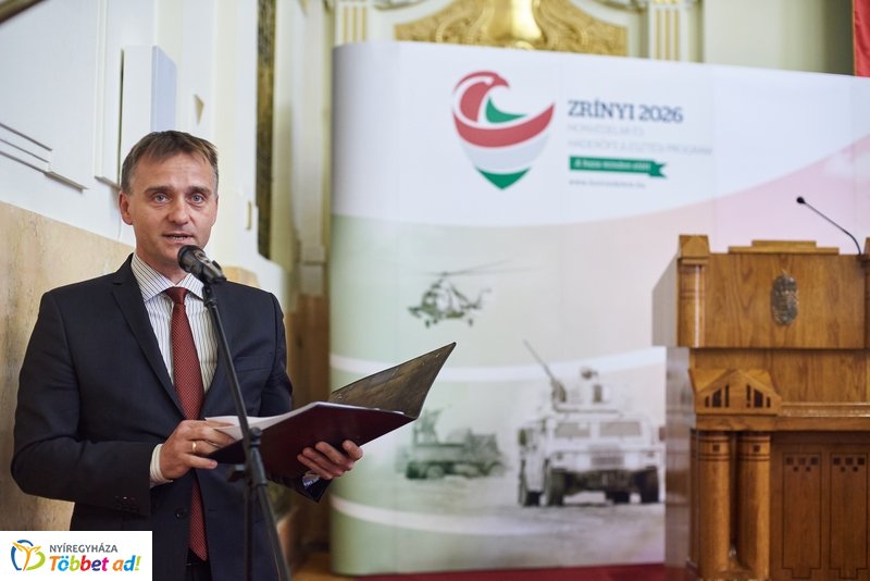 Honvédelmi miniszter előadása a Megyeházán