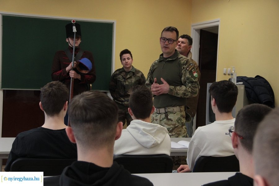 Honvédségi előadás a Vasvári Pál gimnáziumban