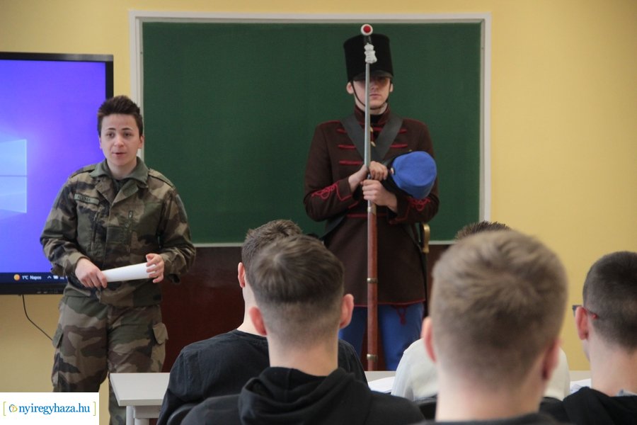 Honvédségi előadás a Vasvári Pál gimnáziumban